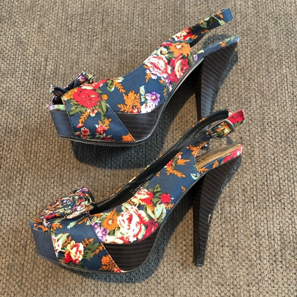 Madden Girl by Steve Madden Navy Floral Heel - Picture 2 of 6